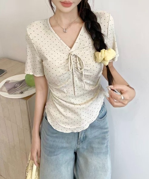 LADY LIKE(レディライク)の「【春夏新作】胸リボンピンドット柄V開きトップス(Tシャツ/カットソー・レディース・サックスブルー/ベージュ/グレー/ホワイト・M)」の4枚目の写真