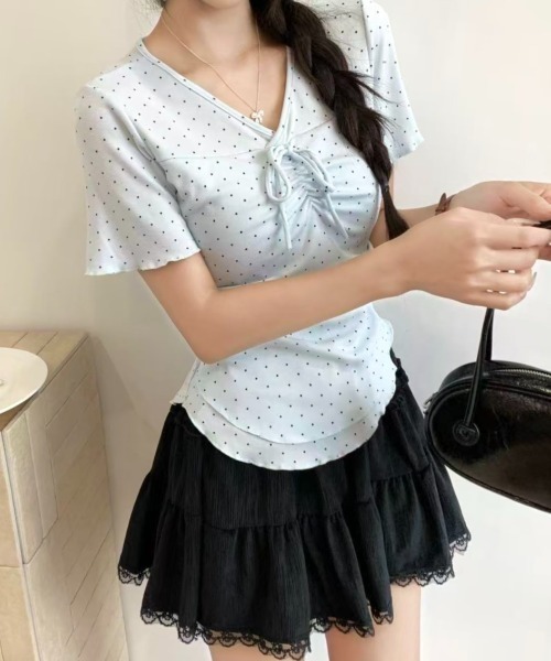 LADY LIKE(レディライク)の「【春夏新作】胸リボンピンドット柄V開きトップス(Tシャツ/カットソー・レディース・サックスブルー/ベージュ/グレー/ホワイト・M)」の1枚目の写真