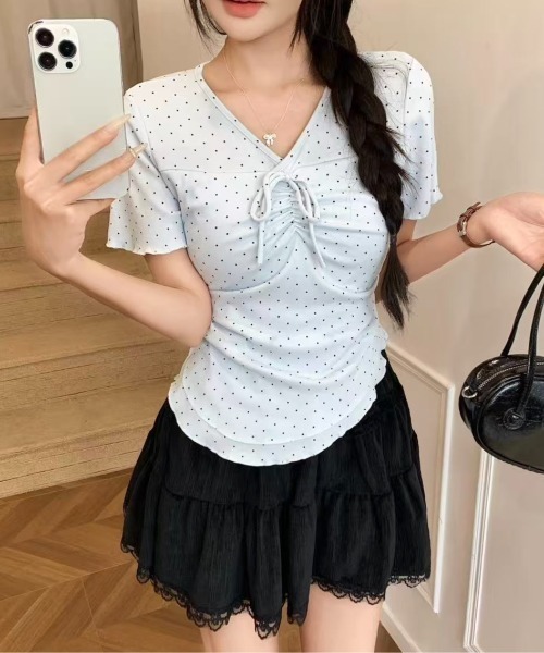 LADY LIKE(レディライク)の「【春夏新作】胸リボンピンドット柄V開きトップス(Tシャツ/カットソー・レディース・サックスブルー/ベージュ/グレー/ホワイト・M)」の7枚目の写真
