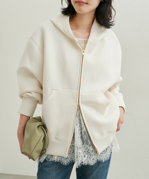 SLOBE IENA(スローブイエナ)の「《ゴールドジップ/》ボリュームジップアップフーディー(パーカー・レディース・アイボリー/グレー/ブラック・FREE)」の13枚目の写真