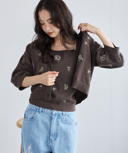 mysty woman(ミスティウーマン)の「フラワー刺繍ニットカーディガン5分袖 1061808(カーディガン/ボレロ・レディース・オフホワイト/ブラック/ブラウン・FREE)」の3枚目の写真