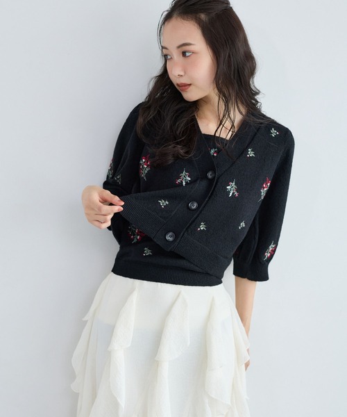 mysty woman(ミスティウーマン)の「フラワー刺繍ニットカーディガン5分袖 1061808(カーディガン/ボレロ・レディース・オフホワイト/ブラック/ブラウン・FREE)」の1枚目の写真