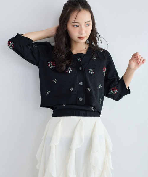 mysty woman(ミスティウーマン)の「フラワー刺繍ニットカーディガン5分袖 1061808(カーディガン/ボレロ・レディース・オフホワイト/ブラック/ブラウン・FREE)」の13枚目の写真