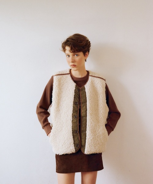 GREEN BUTTER(グリーンバター)の「REVERSIBLE SHEARLING QUILTED VEST(ベスト・レディース・ブルー/カーキ・FREE)」の1枚目の写真