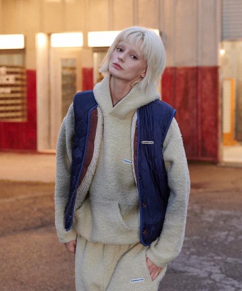 GREEN BUTTER(グリーンバター)の「REVERSIBLE SHEARLING QUILTED VEST(ベスト・レディース・ブルー/カーキ・FREE)」の2枚目の写真