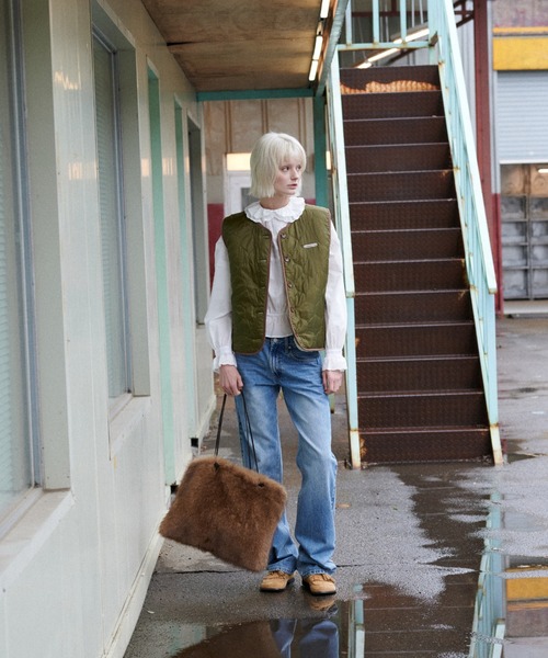 GREEN BUTTER(グリーンバター)の「REVERSIBLE SHEARLING QUILTED VEST(ベスト・レディース・ブルー/カーキ・FREE)」の7枚目の写真