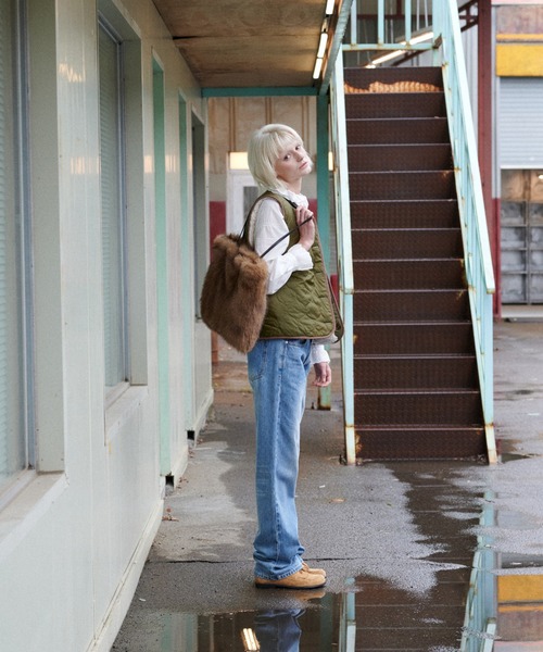 GREEN BUTTER(グリーンバター)の「REVERSIBLE SHEARLING QUILTED VEST(ベスト・レディース・ブルー/カーキ・FREE)」の8枚目の写真