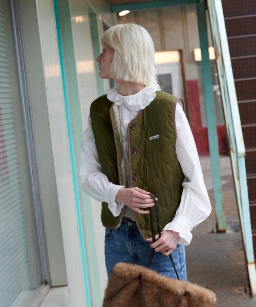 GREEN BUTTER(グリーンバター)の「REVERSIBLE SHEARLING QUILTED VEST(ベスト・レディース・ブルー/カーキ・FREE)」の9枚目の写真