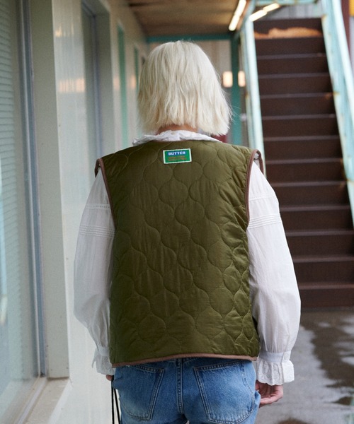 GREEN BUTTER(グリーンバター)の「REVERSIBLE SHEARLING QUILTED VEST(ベスト・レディース・ブルー/カーキ・FREE)」の10枚目の写真