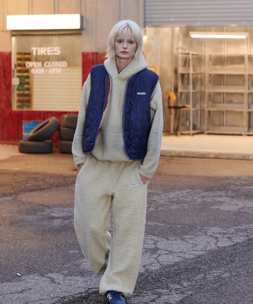 GREEN BUTTER(グリーンバター)の「REVERSIBLE SHEARLING QUILTED VEST(ベスト・レディース・ブルー/カーキ・FREE)」の13枚目の写真