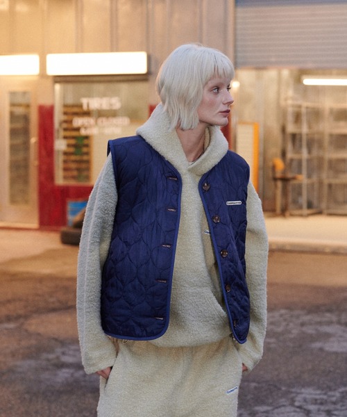 GREEN BUTTER(グリーンバター)の「REVERSIBLE SHEARLING QUILTED VEST(ベスト・レディース・ブルー/カーキ・FREE)」の16枚目の写真