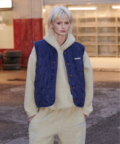 GREEN BUTTER(グリーンバター)の「REVERSIBLE SHEARLING QUILTED VEST(ベスト・レディース・ブルー/カーキ・FREE)」の17枚目の写真