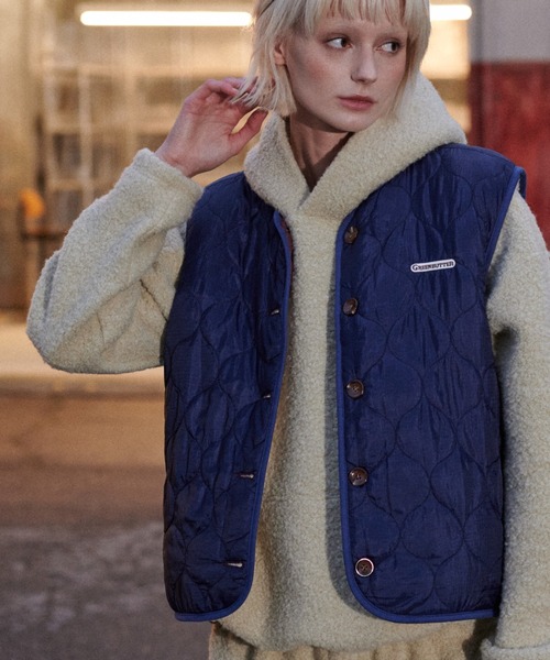GREEN BUTTER(グリーンバター)の「REVERSIBLE SHEARLING QUILTED VEST(ベスト・レディース・ブルー/カーキ・FREE)」の18枚目の写真