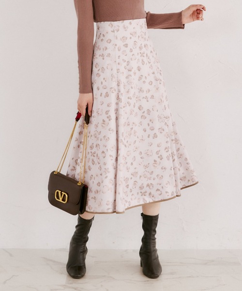 tocco closet(トッコ クローゼット)の「フラワーレオパードラメミックスバックレースアップフレアスカート(スカート・レディース・ピンクベージュ/ラベンダー・M)」の2枚目の写真