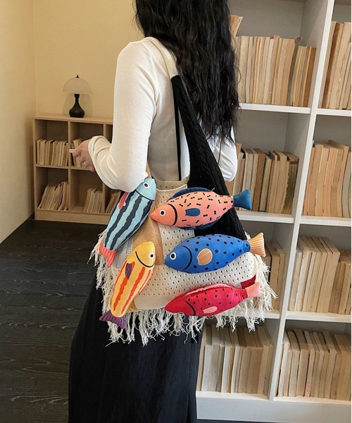 LA VORAGINE(ラ ヴォラジネ)の「立体魚モチーフニットトートバッグ カラーブロッキング フリンジ付き A4対応大容量ルーズスタイル(トートバッグ・レディース・D/C/A・FREE)」の8枚目の写真