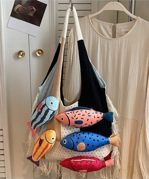LA VORAGINE(ラ ヴォラジネ)の「立体魚モチーフニットトートバッグ カラーブロッキング フリンジ付き A4対応大容量ルーズスタイル(トートバッグ・レディース・D/C/A・FREE)」の9枚目の写真