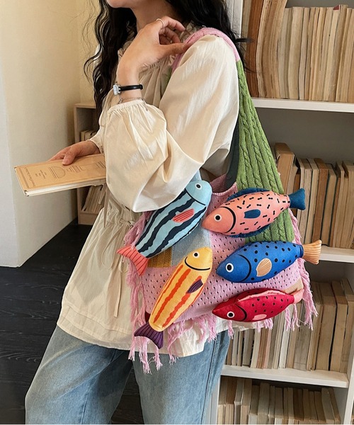 LA VORAGINE(ラ ヴォラジネ)の「立体魚モチーフニットトートバッグ カラーブロッキング フリンジ付き A4対応大容量ルーズスタイル(トートバッグ・レディース・D/C/A・FREE)」の10枚目の写真