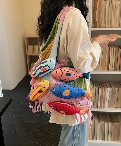 LA VORAGINE(ラ ヴォラジネ)の「立体魚モチーフニットトートバッグ カラーブロッキング フリンジ付き A4対応大容量ルーズスタイル(トートバッグ・レディース・D/C/A・FREE)」の11枚目の写真