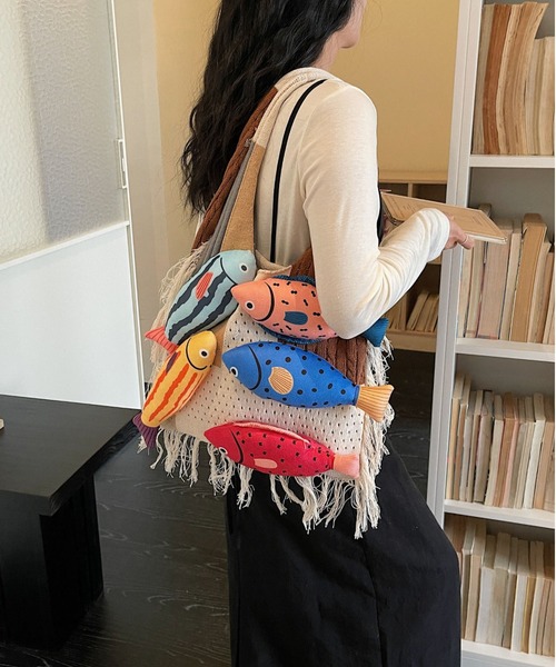 LA VORAGINE(ラ ヴォラジネ)の「立体魚モチーフニットトートバッグ カラーブロッキング フリンジ付き A4対応大容量ルーズスタイル(トートバッグ・レディース・D/C/A・FREE)」の13枚目の写真