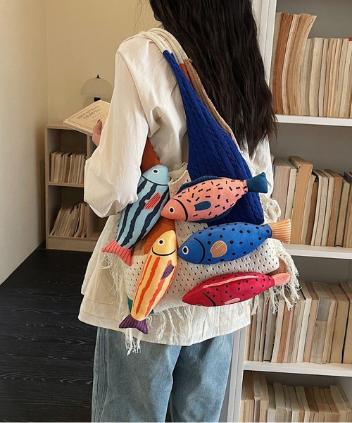 LA VORAGINE(ラ ヴォラジネ)の「立体魚モチーフニットトートバッグ カラーブロッキング フリンジ付き A4対応大容量ルーズスタイル(トートバッグ・レディース・D/C/A・FREE)」の17枚目の写真