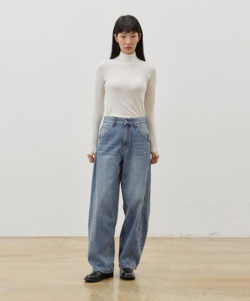 RYUL+WAI（リュルアンドワイ）の「デニム カーブド ワイドフィット パンツ ブルー F6（デニムパンツ・レディース・その他・MEDIUM/SMALL）」の2枚目の写真