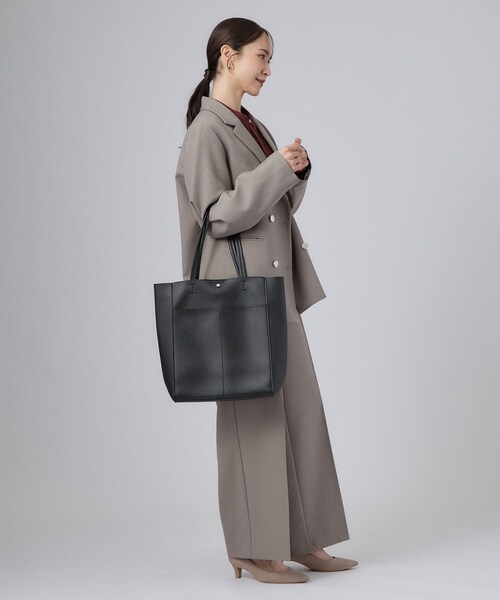 SHOO・LA・RUE(シューラルー)の「【A4】一枚革風タテナガトートバッグ(トートバッグ・レディース・グレー/ブラック/ダークブラウン・00)」の7枚目の写真