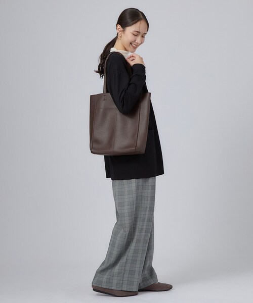 SHOO・LA・RUE(シューラルー)の「【A4】一枚革風タテナガトートバッグ(トートバッグ・レディース・グレー/ブラック/ダークブラウン・00)」の9枚目の写真