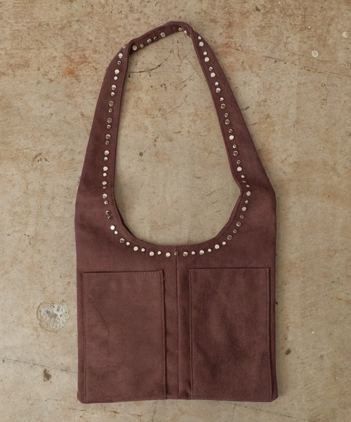 ROOPTOKYO（ループトウキョウ）の「Studded Design Faux Suede Bag / スタッズデザイン フェイクスエードバッグ ショルダーバッグ 小物 レディーズ 2026年秋冬（ショルダーバッグ・レディース・ブラック/ベージュ/ブラウン・FREE）」の3枚目の写真