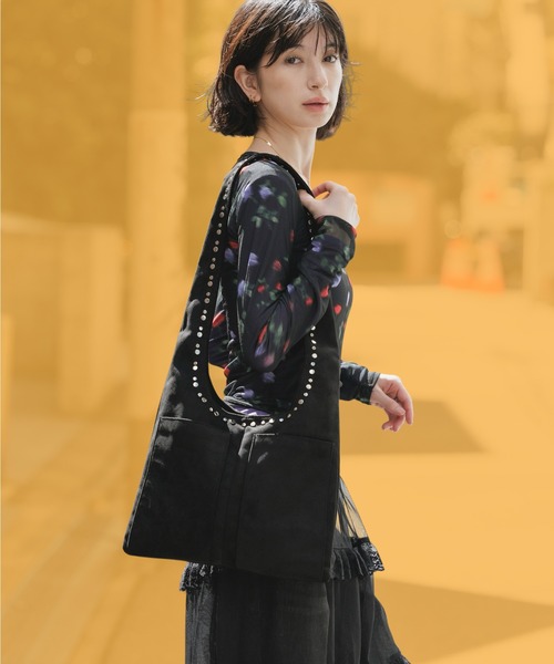 ROOPTOKYO（ループトウキョウ）の「Studded Design Faux Suede Bag / スタッズデザイン フェイクスエードバッグ ショルダーバッグ 小物 レディーズ 2026年秋冬（ショルダーバッグ・レディース・ブラック/ベージュ/ブラウン・FREE）」の2枚目の写真