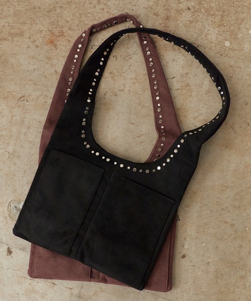 ROOPTOKYO（ループトウキョウ）の「Studded Design Faux Suede Bag / スタッズデザイン フェイクスエードバッグ ショルダーバッグ 小物 レディーズ 2026年秋冬（ショルダーバッグ・レディース・ブラック/ベージュ/ブラウン・FREE）」の4枚目の写真
