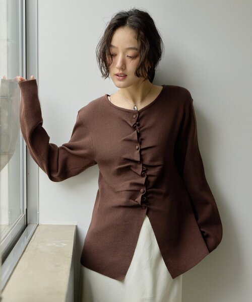 DISCOAT(ディスコート)の「【Noka】くるみ釦フロントギャザーカーディガン《WEB限定》(カーディガン/ボレロ・レディース・グレー/ブラウン/レッド・FREE)」の13枚目の写真