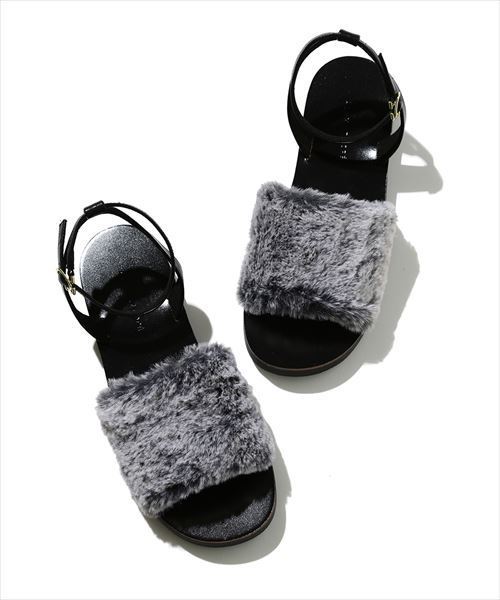 ADAM ET ROPE'（アダムエロペ）の「ファーサンダル（サンダル・レディース・ブラック/ダークブラウン・24.5cm/24.0cm/23.0cm/23.5cm）」の4枚目の写真