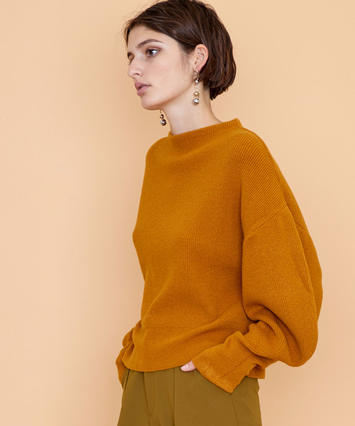 UNITED TOKYO（ユナイテッドトウキョウ）の「ボリュームスリーブニット（ニット/セーター・レディース・ホワイト/ブラウン/ネイビー/グレー/マスタード・1）」の5枚目の写真
