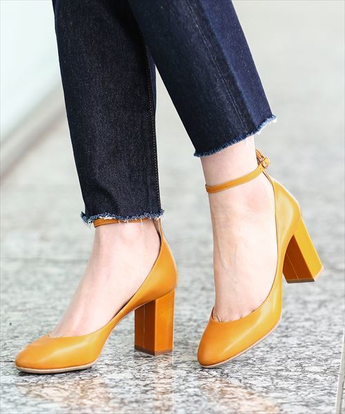 ADAM ET ROPE'(アダムエロペ)の「アンクルストラップパンプス(パンプス・レディース・イエロー/ベージュ・22.5cm/23.0cm/23.5cm/24.0cm/24.5cm)」の2枚目の写真