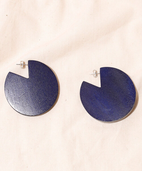 ELK(エルク)の「ELK エルク / DORF CUT OUT EARRING ドルフカットアウトピアス / E0609(ピアス(両耳用)・レディース・ホワイト/ライトブルー/ネイビー/グリーン・OS)」の5枚目の写真