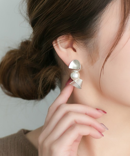 Phoebe(フィービィー)の「ソリッドウェーブラインパールピアス(ピアス(両耳用))」|シルバー
