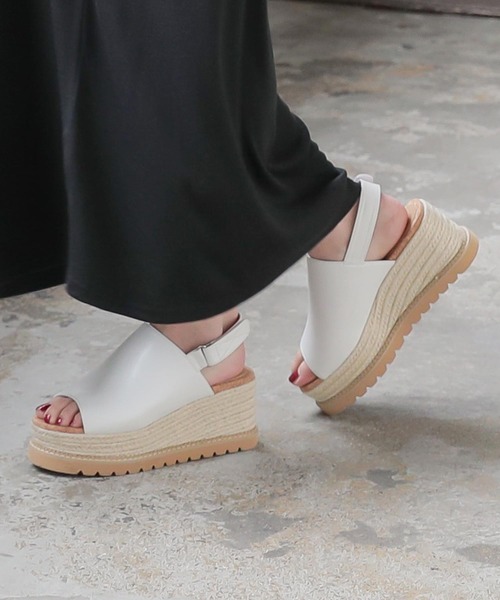 KOBE LETTUCE（コウベレタス）の「バックベルトジュートプラットフォームサンダル（サンダル・レディース・ホワイト/ブラック/ブラウン系その他/ベージュ系その他・LL/M/L/S）」の2枚目の写真