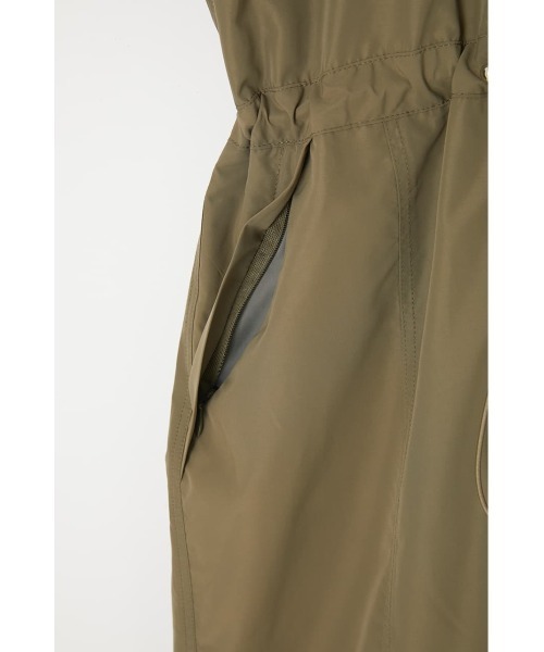 MOUSSY(マウジー)の「TAFFETA ジャンプスーツ(つなぎ/オールインワン・レディース・ライトカーキ/ダークネイビー・1/2)」の11枚目の写真