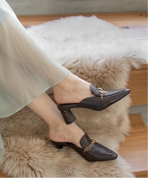 RANDA（ランダ）の「ヒールデザインチェーンミュールパンプス（パンプス・レディース・ダークブラウン/グリーン/クリーム・LL/M/L/S）」の2枚目の写真