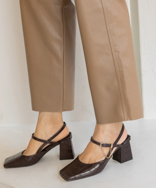 RANDA（ランダ）の「ワイドスクエアトゥバックストラップパンプス（パンプス・レディース・ベージュ/ブラウン/グレイッシュベージュ・LL/M/L/S）」の2枚目の写真