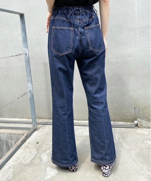 one after another NICE CLAUP（ワンアフターアナザーナイスクラップ）の「バックレースアップフレアデニムパンツ（デニムパンツ・レディース・ピンク/ケミカルウォッシュ/ネイビー/ブルー系その他・SMALL/MEDIUM）」の2枚目の写真