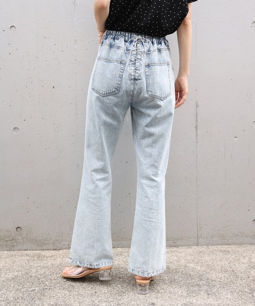 one after another NICE CLAUP（ワンアフターアナザーナイスクラップ）の「バックレースアップフレアデニムパンツ（デニムパンツ・レディース・ピンク/ケミカルウォッシュ/ネイビー/ブルー系その他・SMALL/MEDIUM）」の3枚目の写真