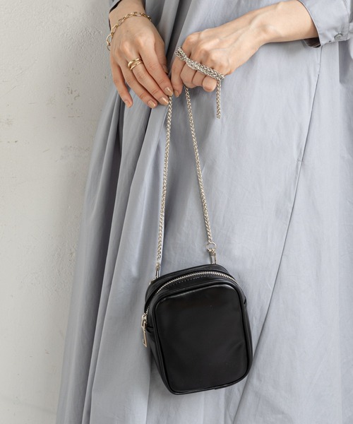 prose verse(プロズヴェール)の「チェーンショルダーミニポシェット(ショルダーバッグ・レディース・オフホワイト/ブラック/ブラウン・フリ-)」の2枚目の写真