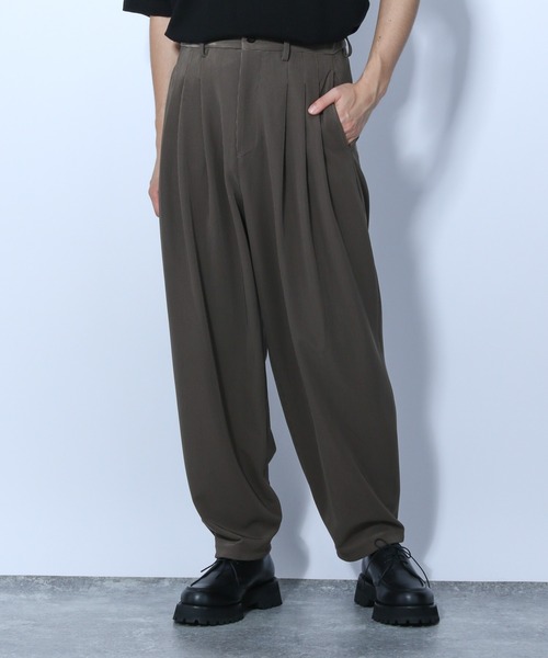 HARE(ハレ)の「プリーツテーパードパンツ(HARE)(その他パンツ・メンズ・ブラウン/ブラック・MEDIUM/SMALL)」の2枚目の写真