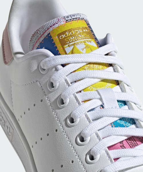 adidas（アディダス）の「スタンスミス [STAN SMITH] アディダスオリジナルス（スニーカー・レディース・ホワイト×ピンク/ホワイト系その他・22.5cm/24.5cm/26.5cm/22.0cm/24.0cm/26.0cm/28.0cm/25.0cm/27.0cm/23.5cm/25.5cm/27.5cm/23.0cm）」の5枚目の写真