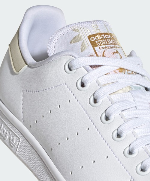 adidas（アディダス）の「スタンスミス [STAN SMITH] アディダスオリジナルス（スニーカー・レディース・ホワイト×ピンク/ホワイト系その他・22.5cm/24.5cm/26.5cm/22.0cm/24.0cm/26.0cm/28.0cm/25.0cm/27.0cm/23.5cm/25.5cm/27.5cm/23.0cm）」の6枚目の写真