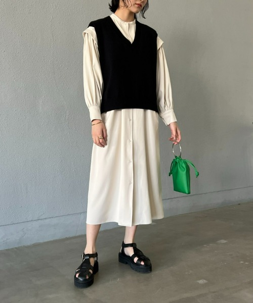 ECRIRE（エクリール）の「【miho.a.nicoコラボ】Vネックベスト+シャツOP（シャツワンピース・レディース・チャコールグレー/ブラック/ベージュ/アイボリー・M/L）」の2枚目の写真