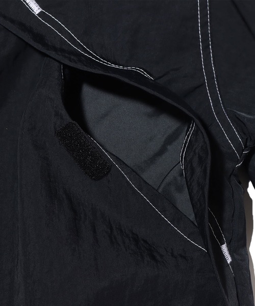 NIKE(ナイキ)の「NIKE WOMENS NSW SWSH WVN JKT / ナイキ ウィメンズ スウッシュ ウーブン ジャケット 【SP】(ブルゾン・レディース・ブラック/ベージュ・M/L/S)」の15枚目の写真