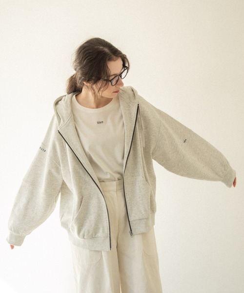 idem（イデム）の「【ZOZOTOWN限定】idem 0514 parker/ロゴ刺繍オーバーサイズパーカー（パーカー・レディース・ベージュ/グレー/グリーン・FREE）」の2枚目の写真