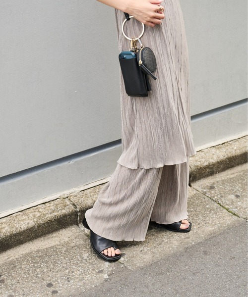 COLONY 2139（コロニートゥーワンスリーナイン）の「サテンミニプリーツストレートパンツ（その他パンツ・レディース・ブラック/ブルー/アイボリー/グレイッシュベージュ・MEDIUM/LARGE）」の3枚目の写真